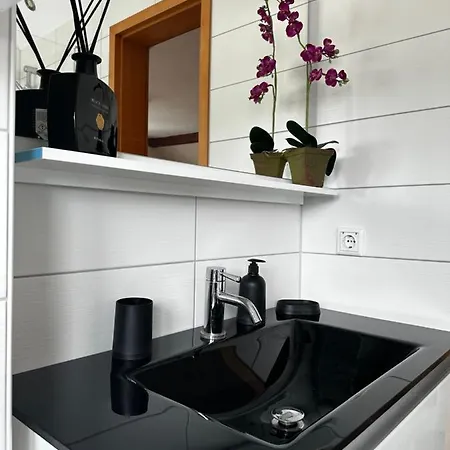 Schoene Ruhige In Anliegerstrasse Apartamento