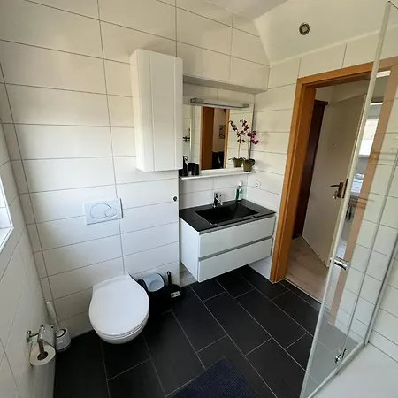 Schoene Ruhige In Anliegerstrasse דירה *